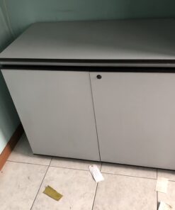 Mobiletto grigio in legno laminato
