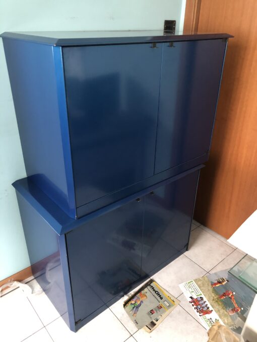 Mobiletti in legno laccati blu