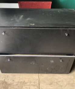Cassettiera in legno nera