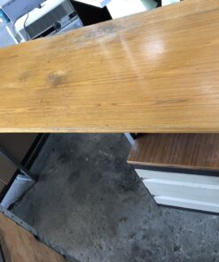 Scrivania in legno con cassetti e ripiani