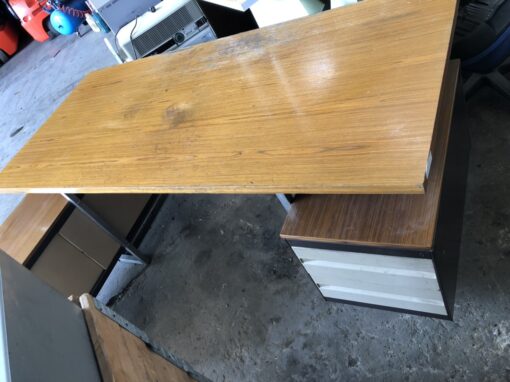 Scrivania in legno con cassetti e ripiani