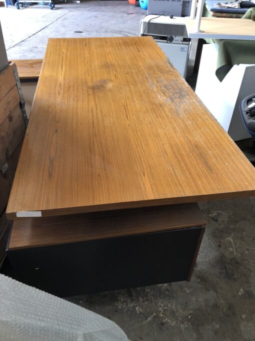 Scrivania in legno con cassetti e ripiani - immagine 3